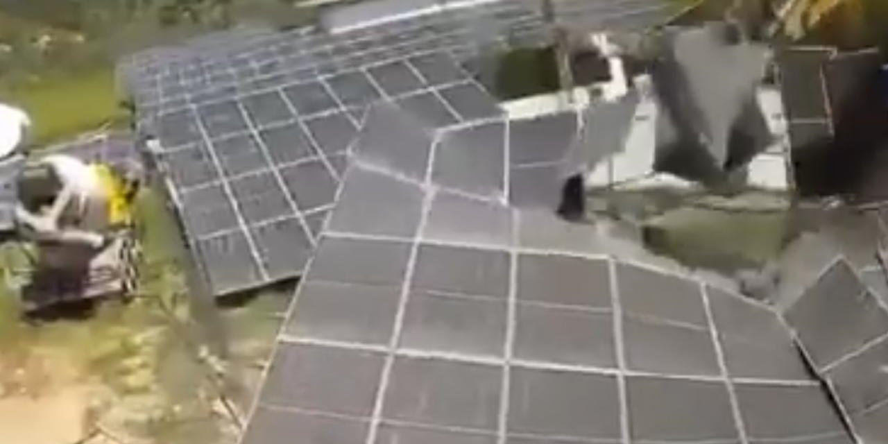 İşgalci İsrail Askerleri, Lübnan'ın Güneyinde Güneş Panellerini Tahrip Etti