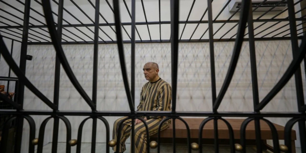 Beşşar Esed'in Kuzeni Yargılanıyor: Duruşmaya Demir Korkuluklar Arasında Katıldı