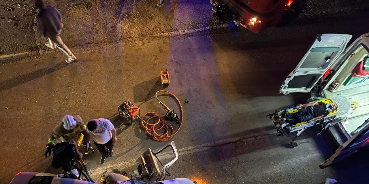 Hatay'da İki Otomobil Çarpıştı: 2'si Ağır 7 Kişi Yaralandı