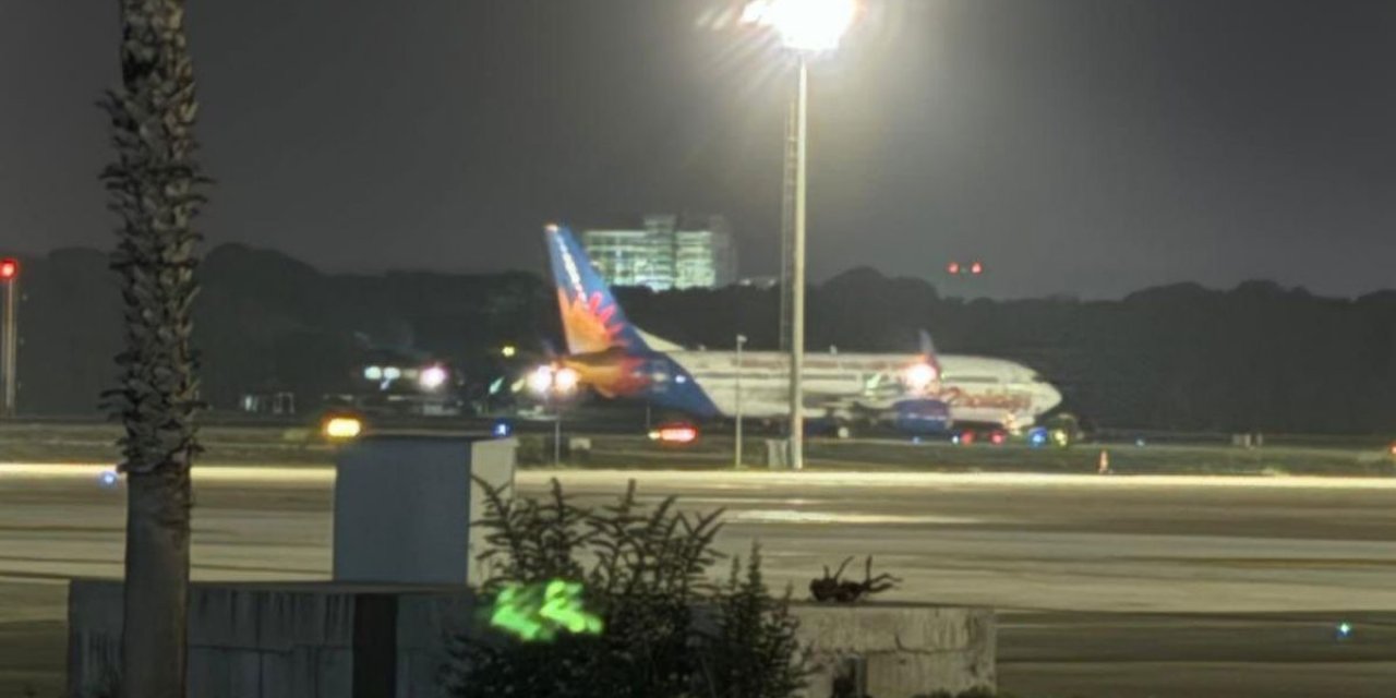 Pilot İstifra Etti, Uçak Antalya Havalimanı'na Acil İniş Yaptı