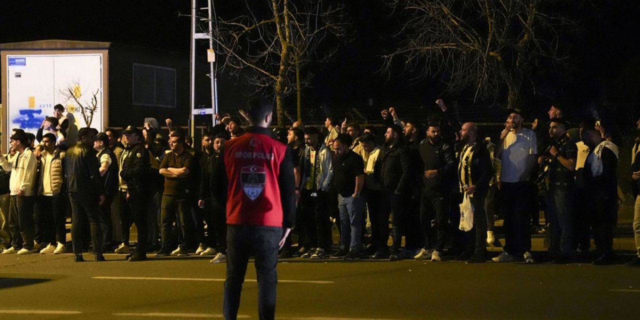 Fenerbahçe'de Derbi Sonrası Taraftar Tepkisi: Otobüse Yabancı Madde ve İstifa Tezahüratları