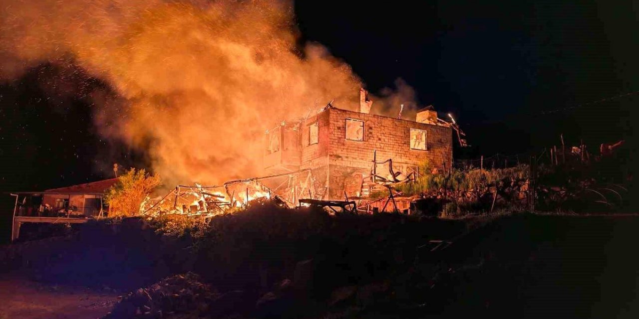 Demirci'de Yangın: Ev Kullanılamaz Hale Geldi