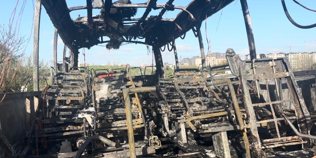 Seyir Halindeyken Yanan Midibüs Demir Yığınına Döndü