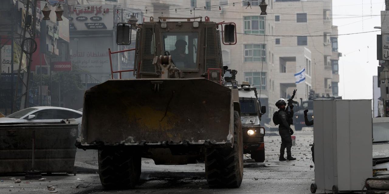 İşgalci İsrail Ordusu Kudüs'teki Kalendiya Mülteci Kampı'na Baskın Düzenleyerek Bazı Evlere El Koydu