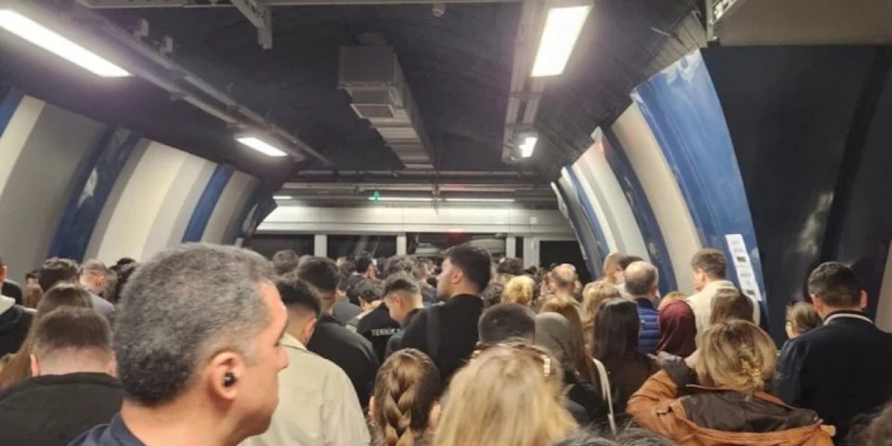 İstanbul'da Vatandaşların Metro Kuyruğu