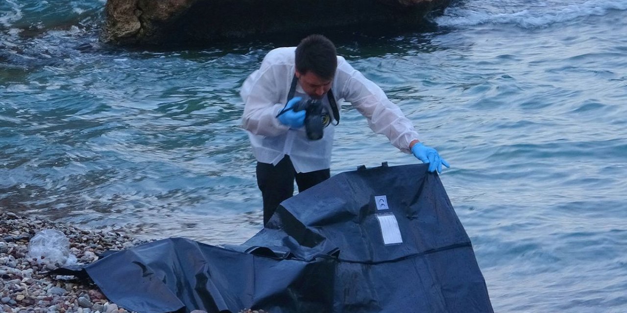 Montuyla Ayakkabısını Çıkarıp Kot ve Atletle Denize Giren Genç Boğuldu