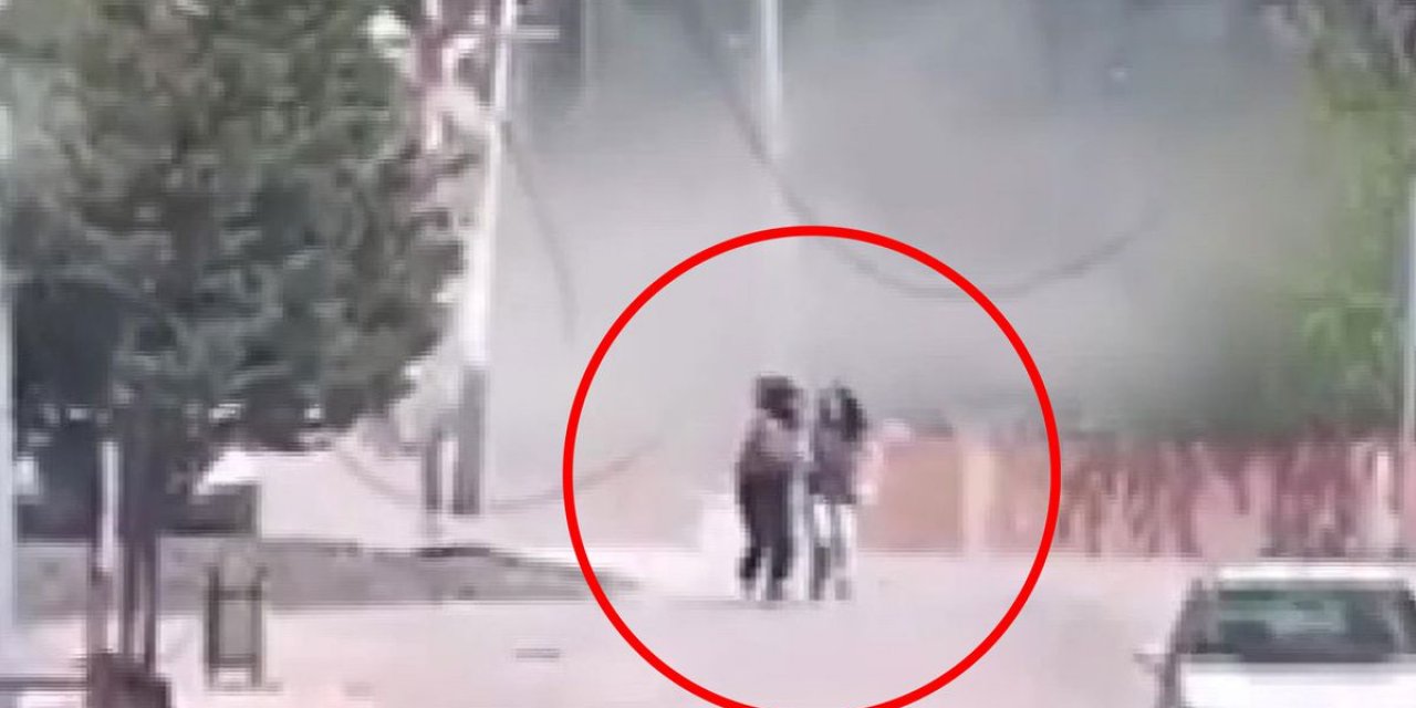 Alkollü Sürücünün Minibüsü Kaldırıma Çarptı, 2 Genç Kız Ölümden Saniyelerle Kurtuldu