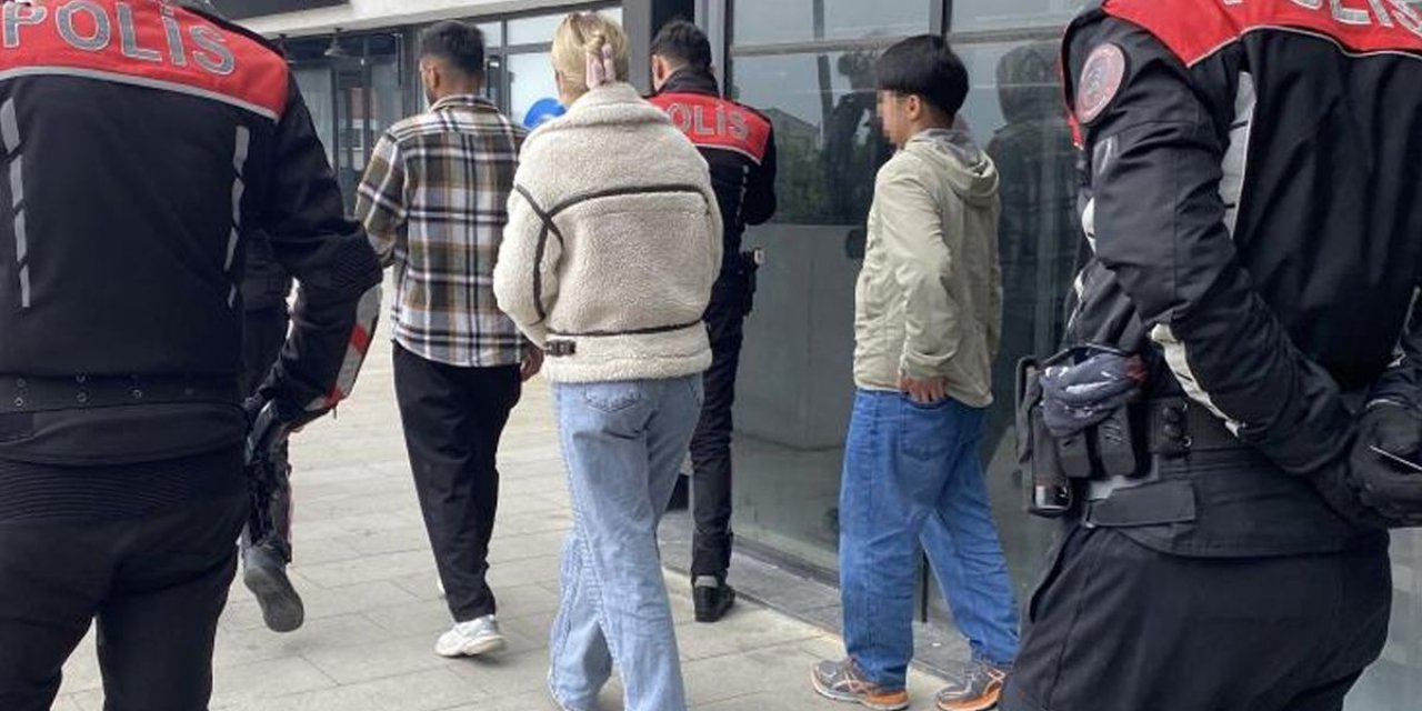 Kız Kardeşini Erkekle Görünce Ortalığı Savaş Alanına Çevirdi