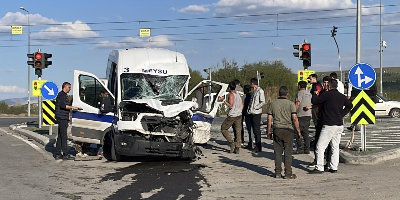 Kayseri'de Kamyon İle İşçi Servisi Çarpıştı