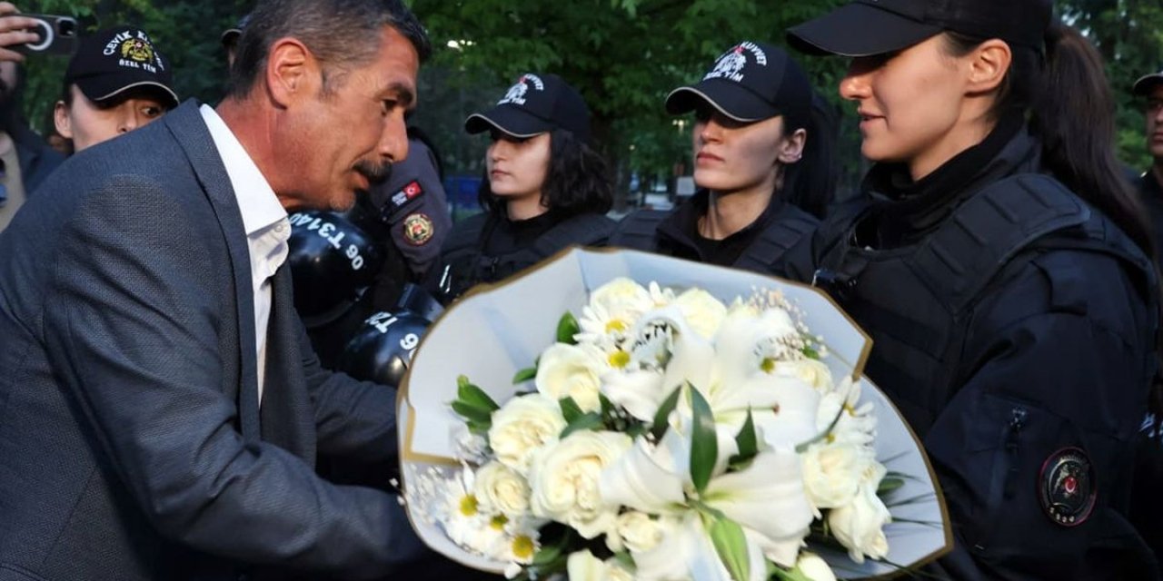 Günlerdir Süren Krizin Ardından Madenciler Polislere Çiçek Verdi