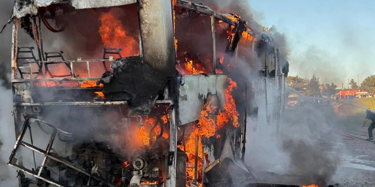 Seyir Halindeki Tur Otobüsü Alev Topuna Döndü