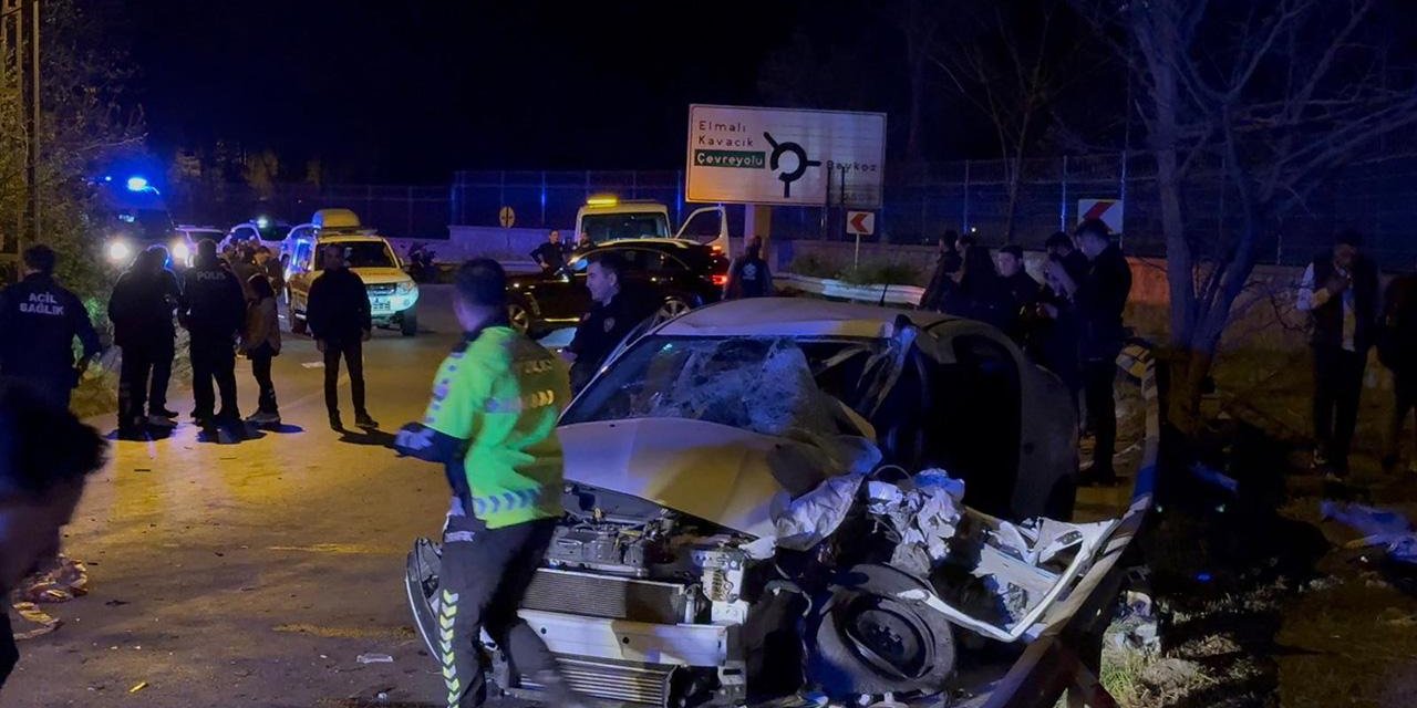 İstanbul'da Servis Minibüsü İle Otomobil Çarpıştı: 11 Yaralı