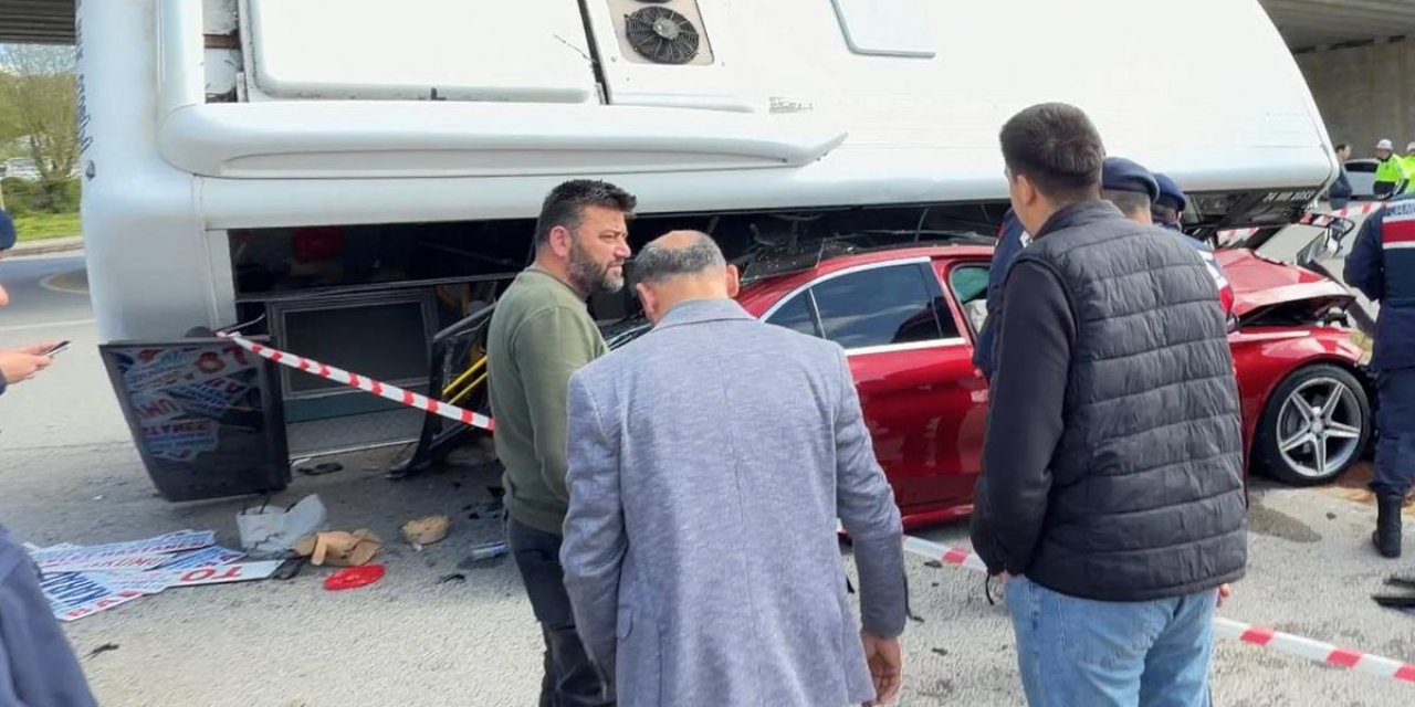 Halk Otobüsü Otomobilin Üzerine Devrildi! Çok Sayıda Yaralı Var