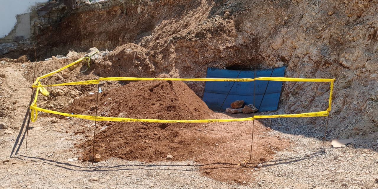 Hatay'da Belediyenin Kazısında İnsan Kemikleri Bulundu: Bölgeye Giriş Çıkışlar Kapatıldı