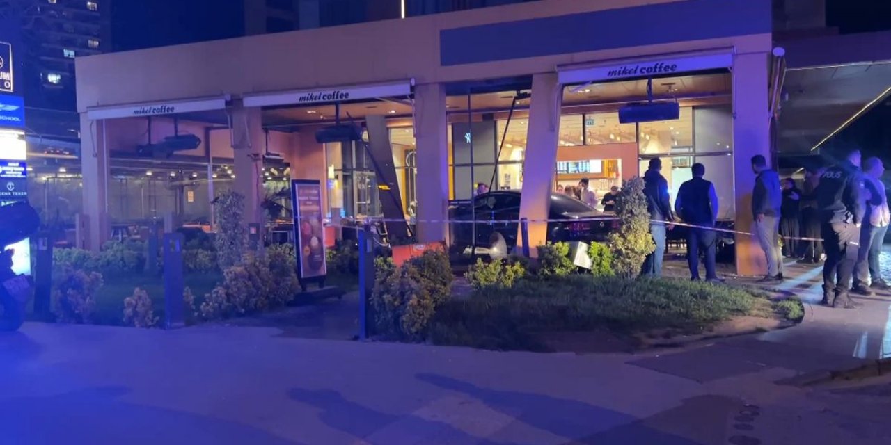 Bakırköy'de Otomobil Kafedeki Müşterilerin Arasına Daldı: 6 Yaralı