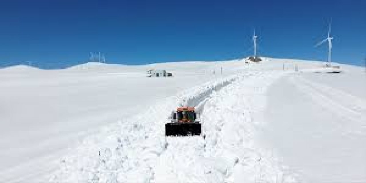 Bayburt'un Yüksek Kesimlerinde Karla Mücadele Çalışmaları Devam Ediyor
