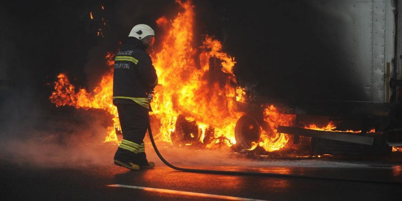 Van'da Seyir Halindeki Tırın Dorsesinde Çıkan Yangın Söndürüldü