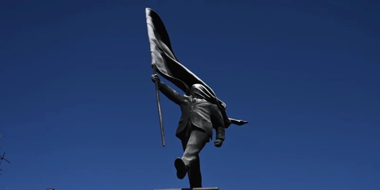 Londra’da Ortaya Çıkan Dev Heykelde Banksy İmzası