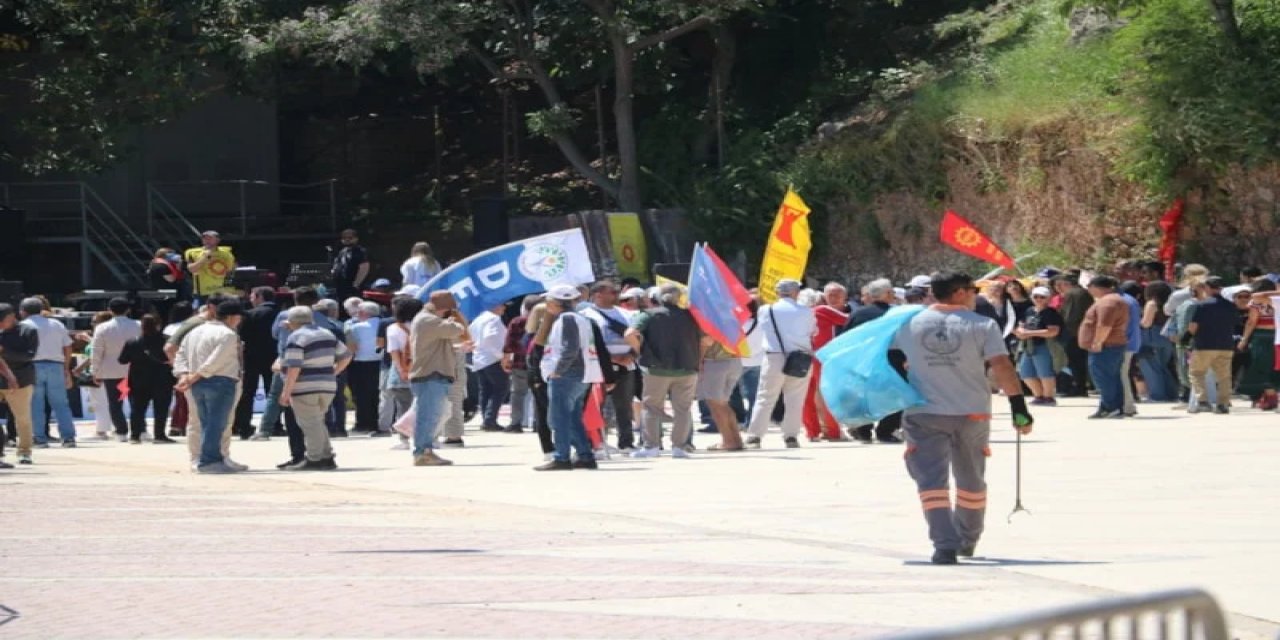 Alanya'da 1 Mayıs Kutlamaları Sonrası Sokakları Temizlemek Yine İşçilere Kaldı