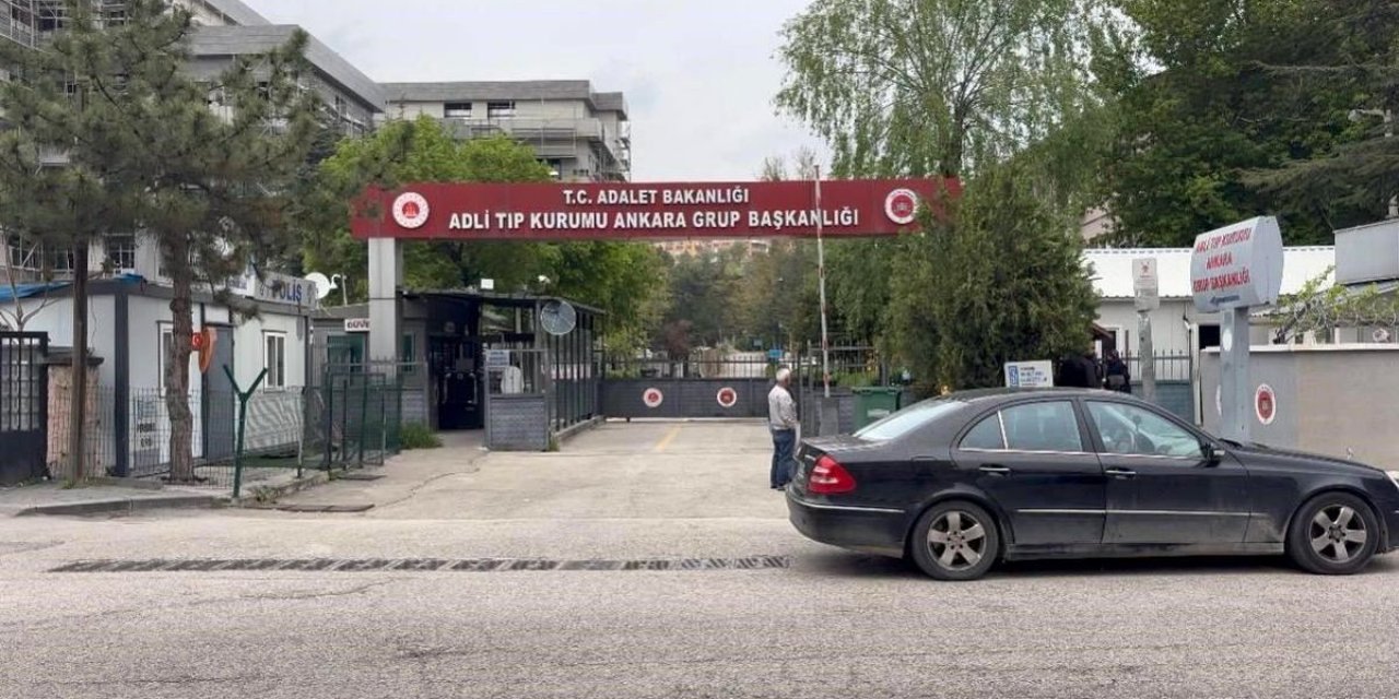 Ankara'da Kamyonun Altında Kalan 2 Belediye İşçisinin Cenazeleri Adli Tıbba Getirildi