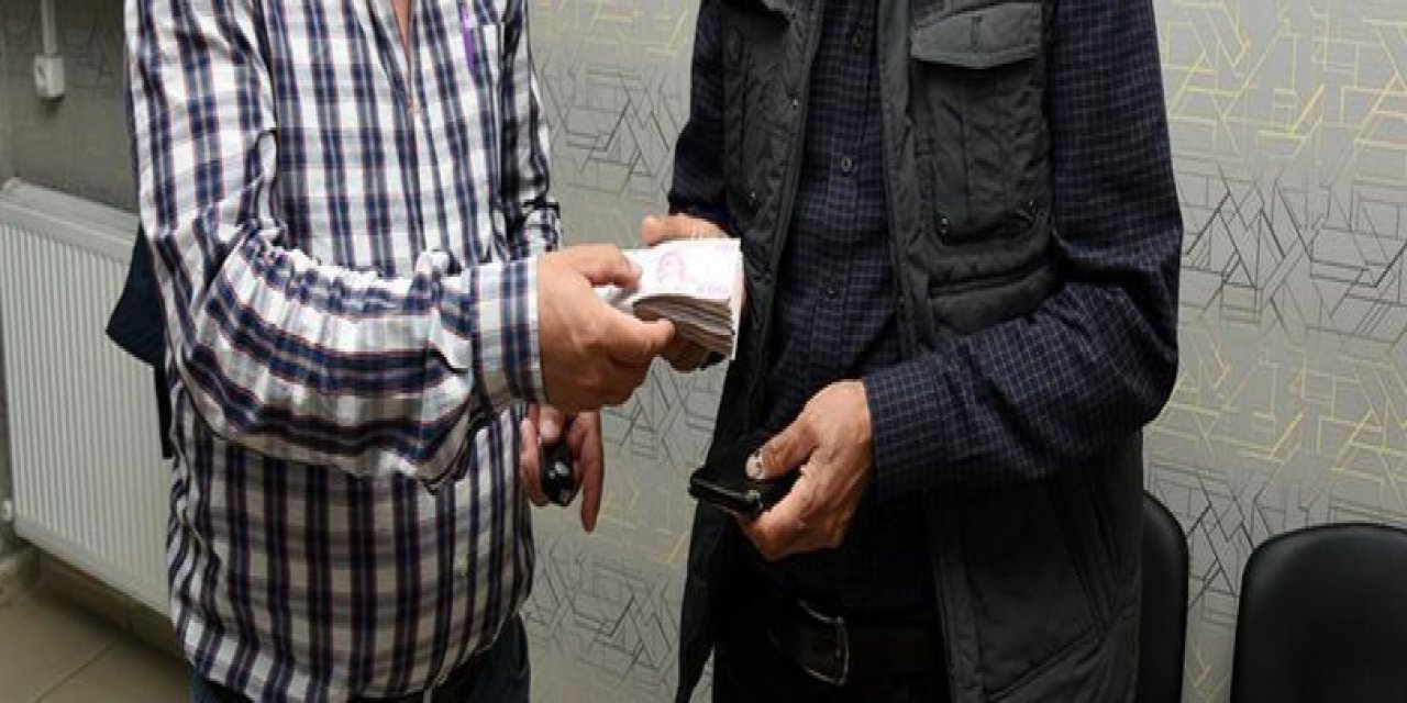 Alanya'da Yolda Bulunan 700 Avro Sahibine Teslim Edildi