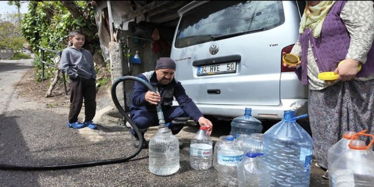 Beykoz'da 4 Gündür Su Kesintisi Yaşanan Mahallede, Bidonlarla Kuyruğa Girdiler
