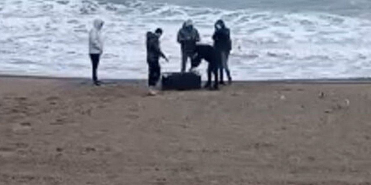 Sakarya'da Sahile Vuran Çantadan 21,5 kg Uyuşturucu Çıktı