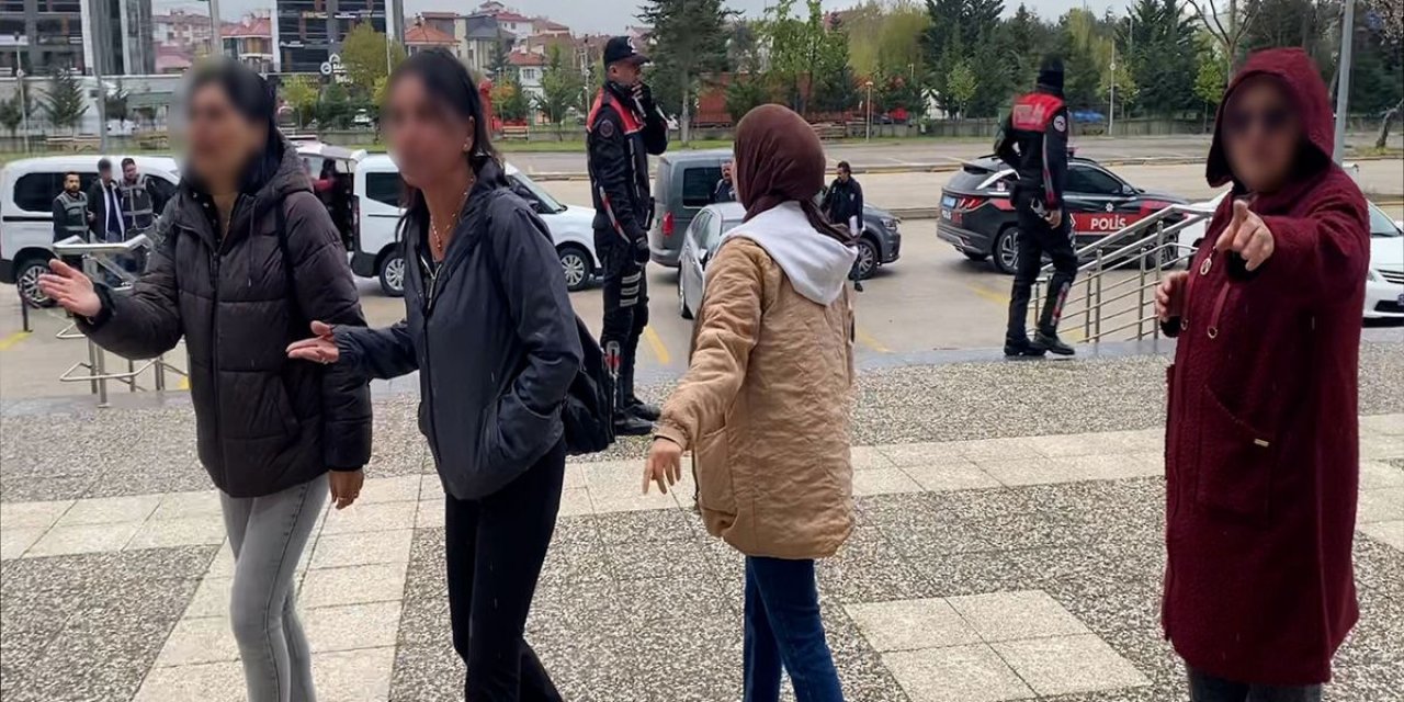 Oğulları İki Gence Kurşun Yağdırdı, Aileleri Basın Mensuplarına Çıkıştı: Daha 18 Yaşında, Çekmeyin