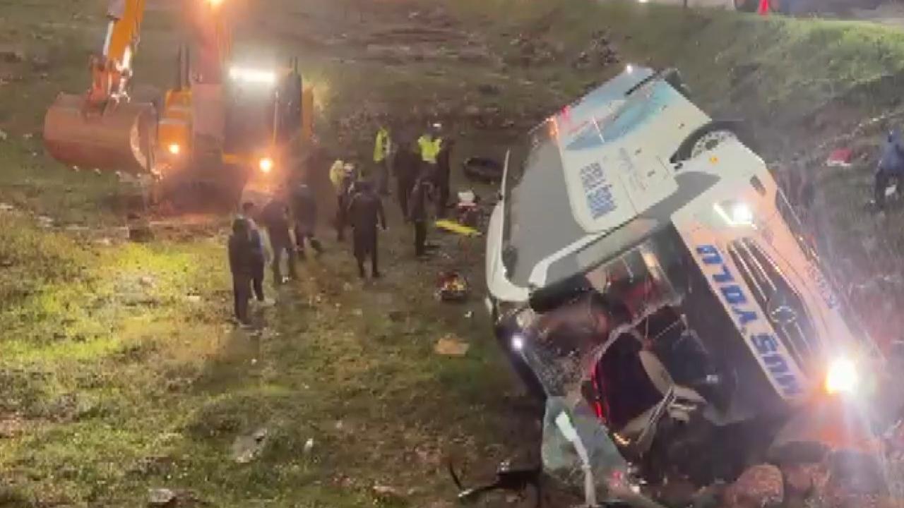 Malatya'da Yolcu Otobüsü Şarampole Devrildi