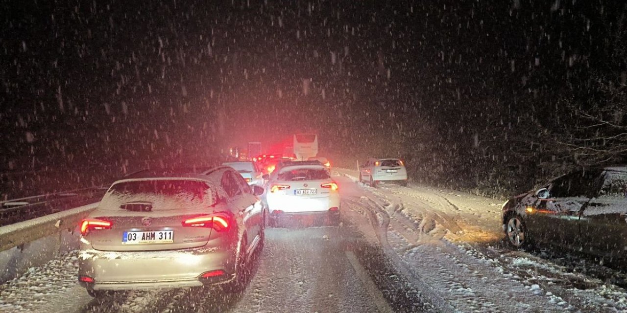 Afyonkarahisar'da Kar Esareti! Yollar Kapandı, Bakanlık Uyardı