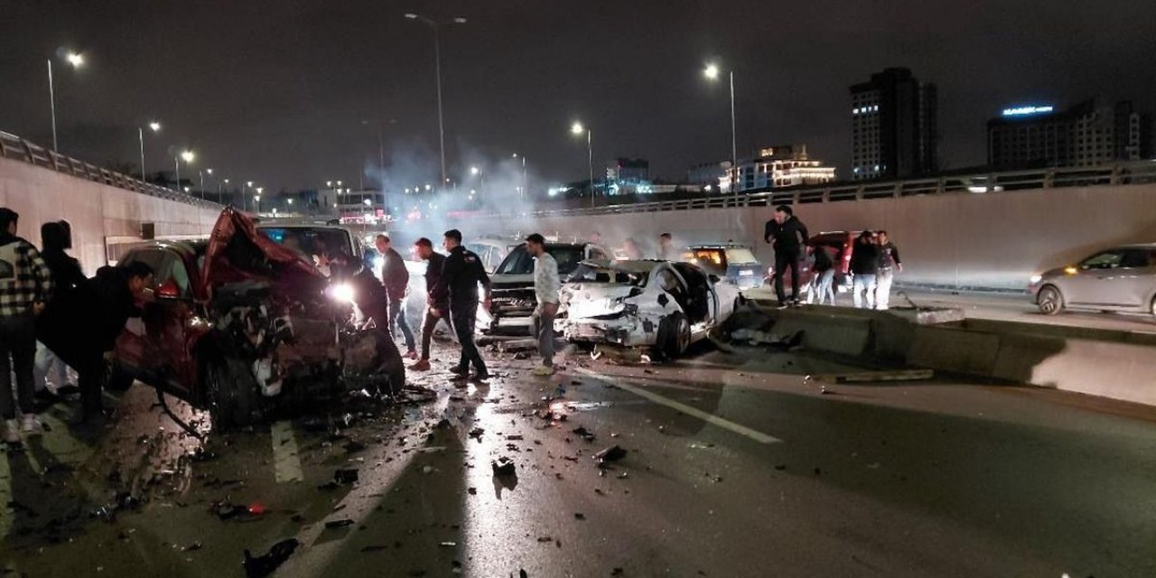 Ankara'da 4 Aracın Karıştığı Zincirleme Kazada 8 Kişi Yaralandı
