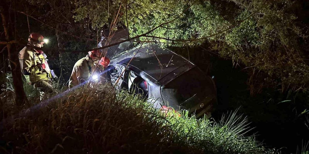 Dereye Uçan Otomobilde Sıkışan Sürücüyü İtfaiye Ekipleri Kurtardı