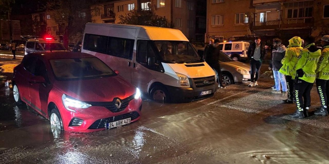 Erzincan'da Asfaltsız Yol Çöktü, 3 Araç Hasar Gördü