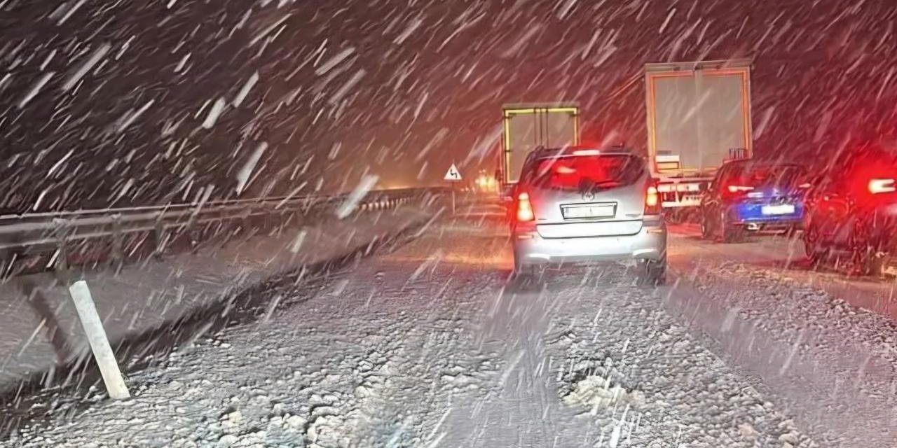 3 Devlet Yolu Kar Yağışı Nedeniyle Tır ve Çekicilere Kapatıldı