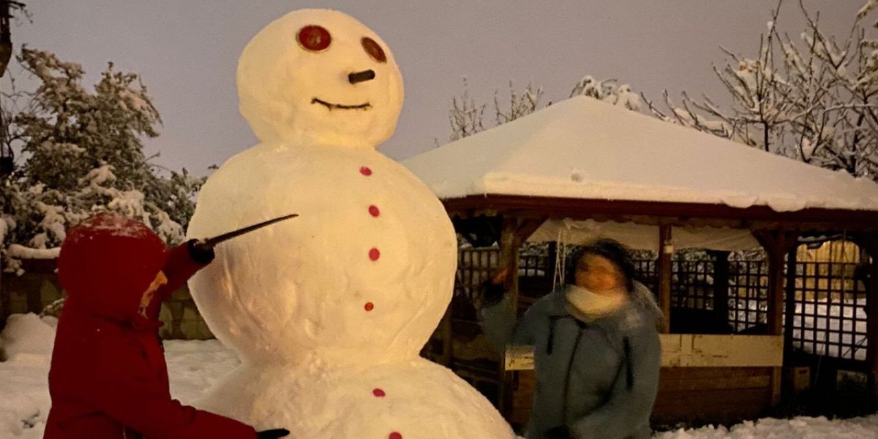 Afyonkarahisar'da 3 Metrelik Kardan Adam Yapıldı