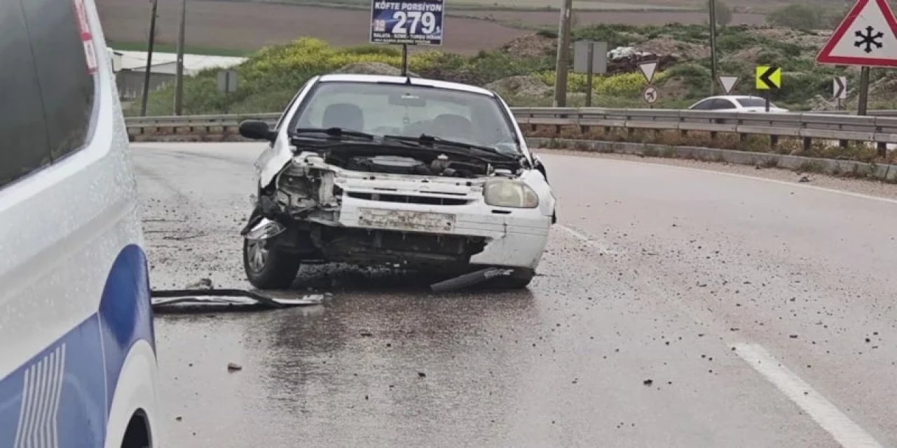 Amasya’da Feci Kaza: Vatandaş Uyardı, Otomobil Bariyerlere Çarptı