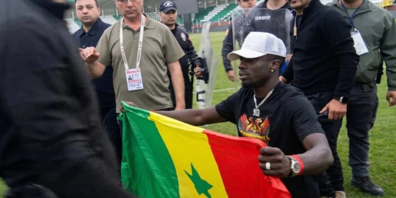 Amedsporlu Diagne, Senegal Bayrağı Açtı: Polis Terör Örgütü Flaması Sanıp Müdahale Etti