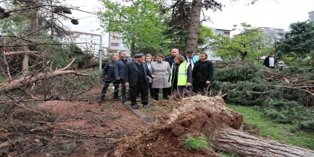 Gaziantep'i 'Süper Hücre' Vurdu: Fatma Şahin Vatandaşın Yanından Ayrılmadı