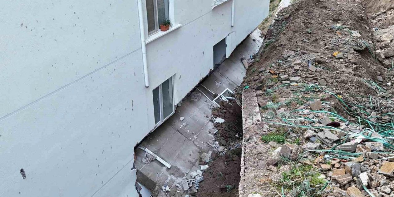 Nevşehir'de Çöken İstinat Duvarı Evlerin İçine Girdi: 10 Ev Tahliye Edildi