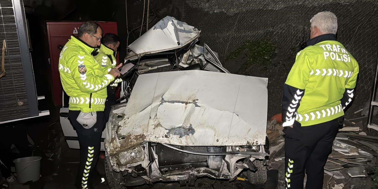 Karabük'te Kontrolden Çıkan Otomobil Apartman Bahçesine Düştü: 2 Yaralı