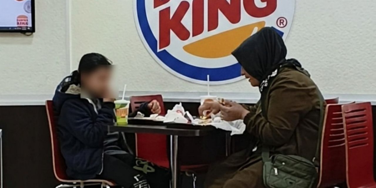 Bakanlık Gereğini Yaptı: Anne Kızını İçeri Almayan Burger King'e Ceza Yağdı!