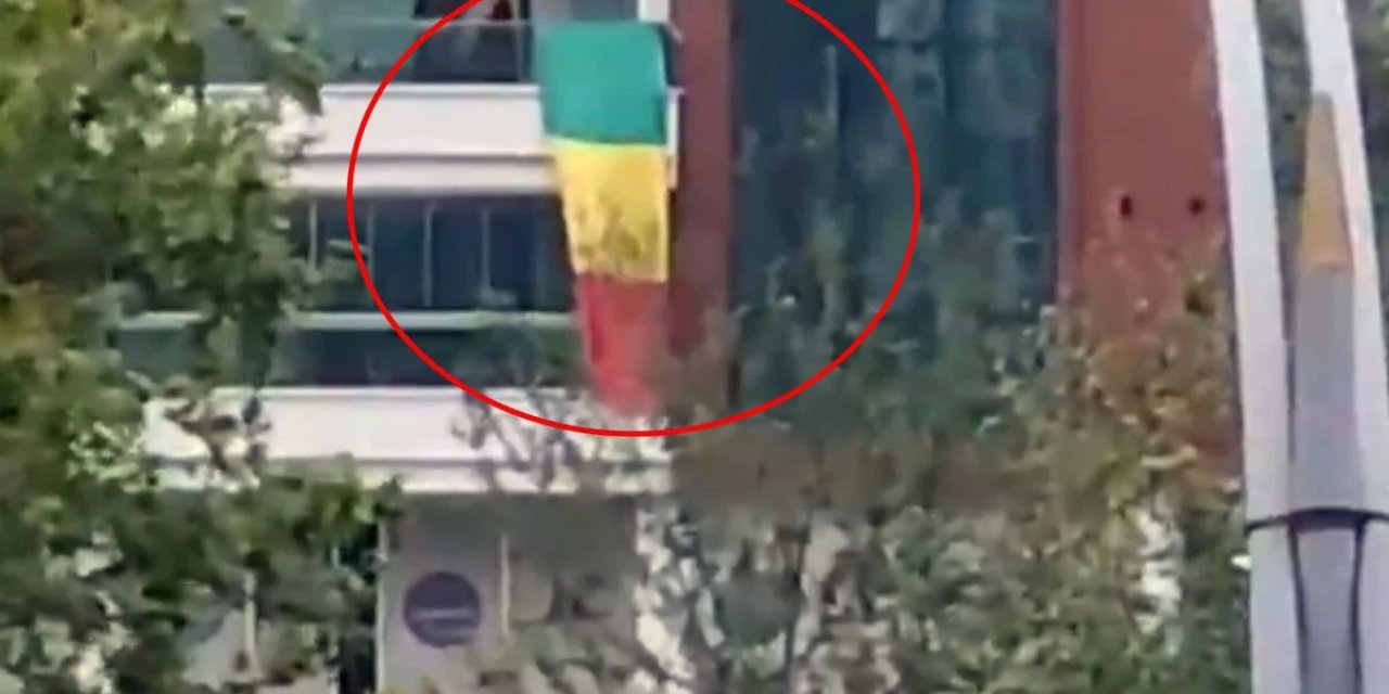 Şehri Karıştıran Bayrak! Polis Evi Bastı, Gerçek Sonradan Ortaya Çıktı