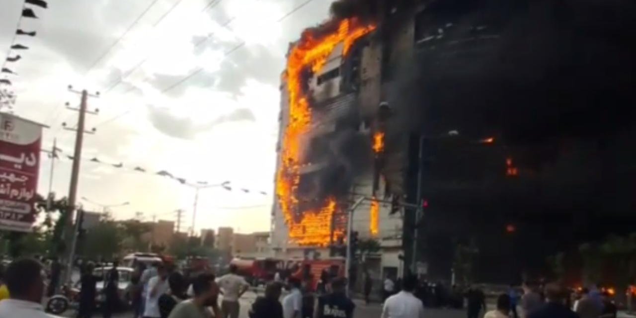 Tahran'da Bir Alışveriş Merkezinde Yangın Çıktı