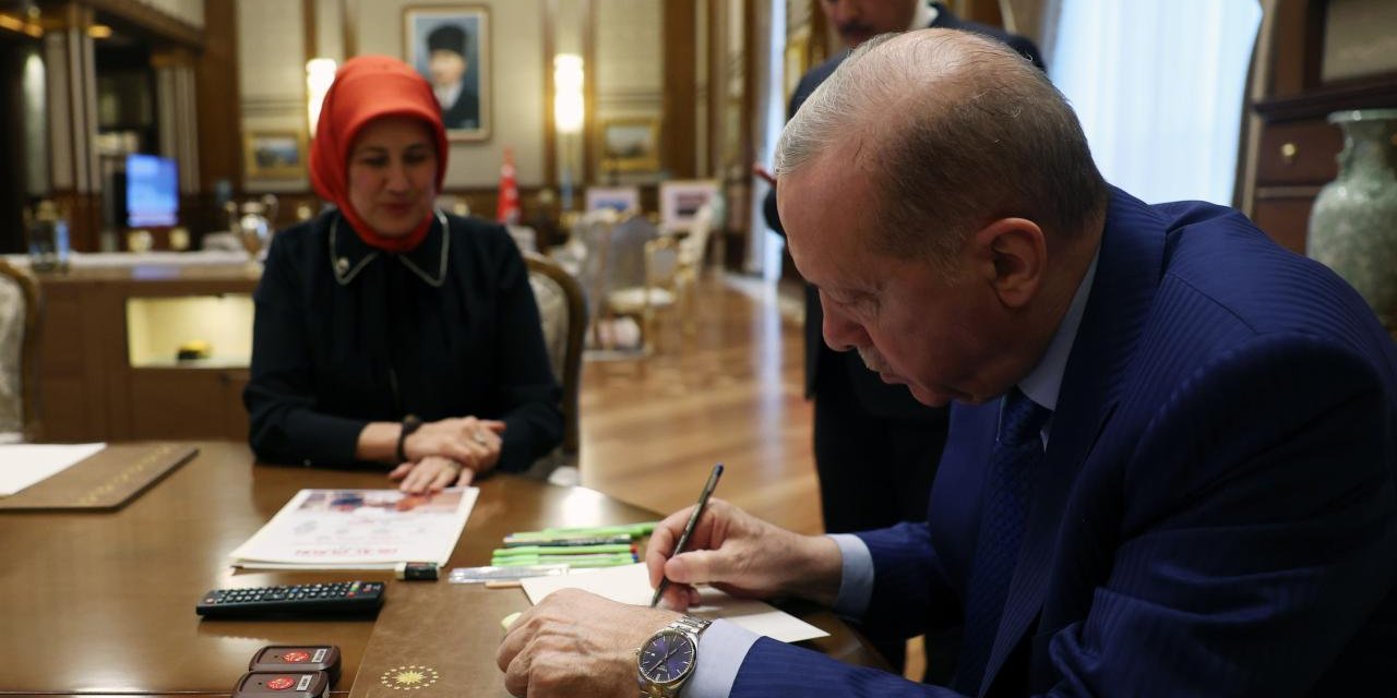Cumhurbaşkanı Erdoğan, Türk Kızılay'a Kurban Bağışı Yaptı