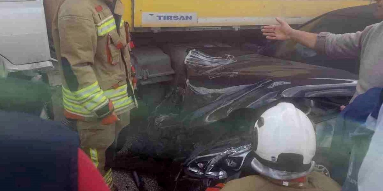 Kırıkhan'da Tırla Çarpışan Otomobilin Sürücüsü Yaralandı