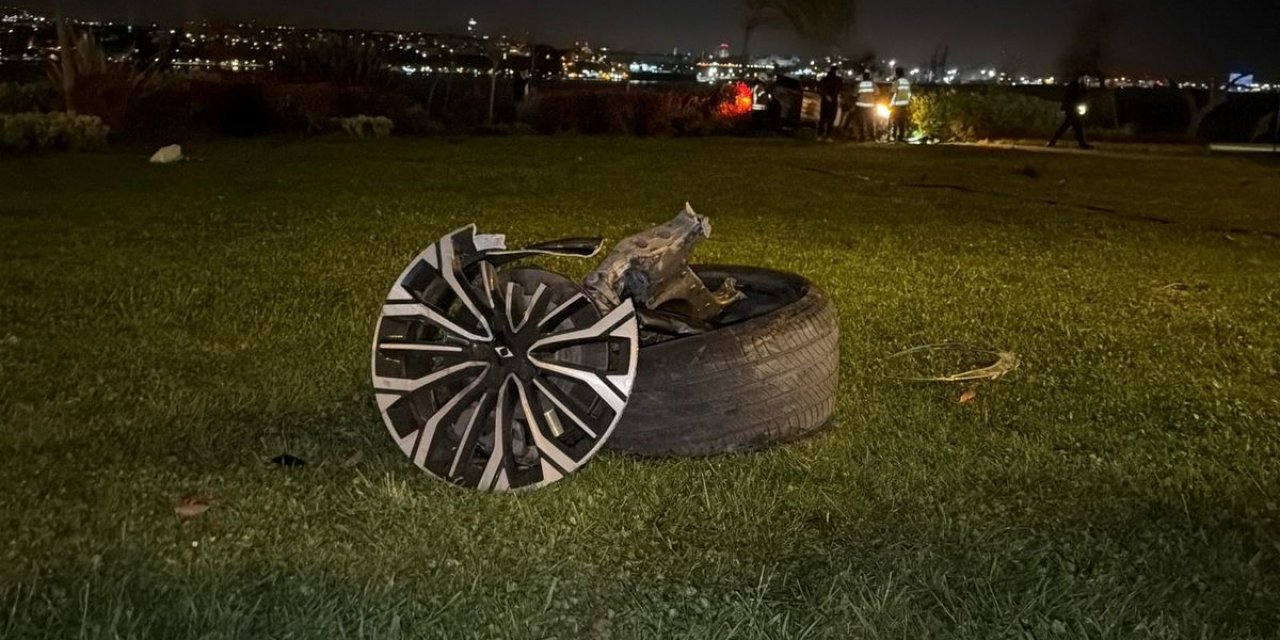 Fatih'te Takla Atan Araç Parka Savruldu