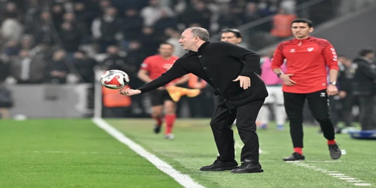 Beşiktaş Tribünlerinden İstifa Tezahüratları