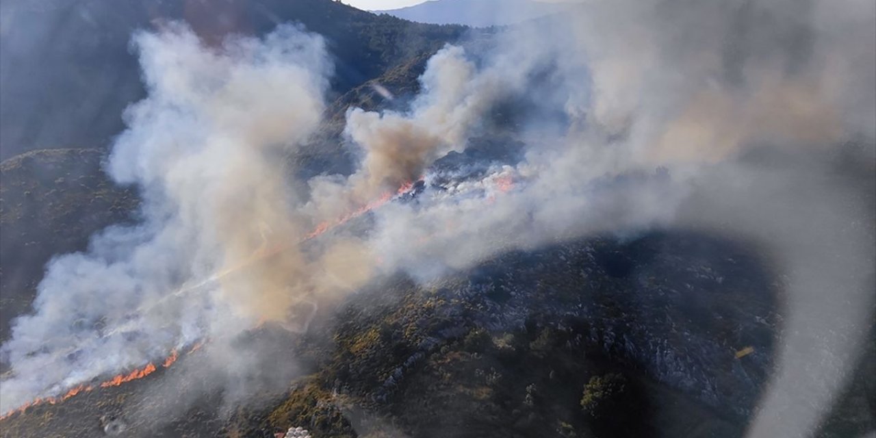 Marmaris'te Makilik ve Otluk Alanda Çıkan Yangına Müdahale Ediliyor