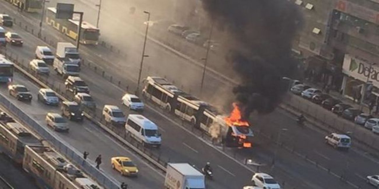 Metrobüste Korkutan Yangın, Bir Anda Alev Aldı: Seferler Durduruldu