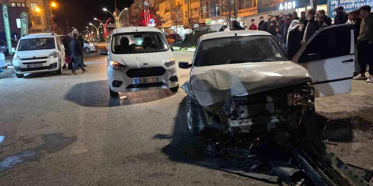 Muradiye'de 3 Araçla Trafik Kazası